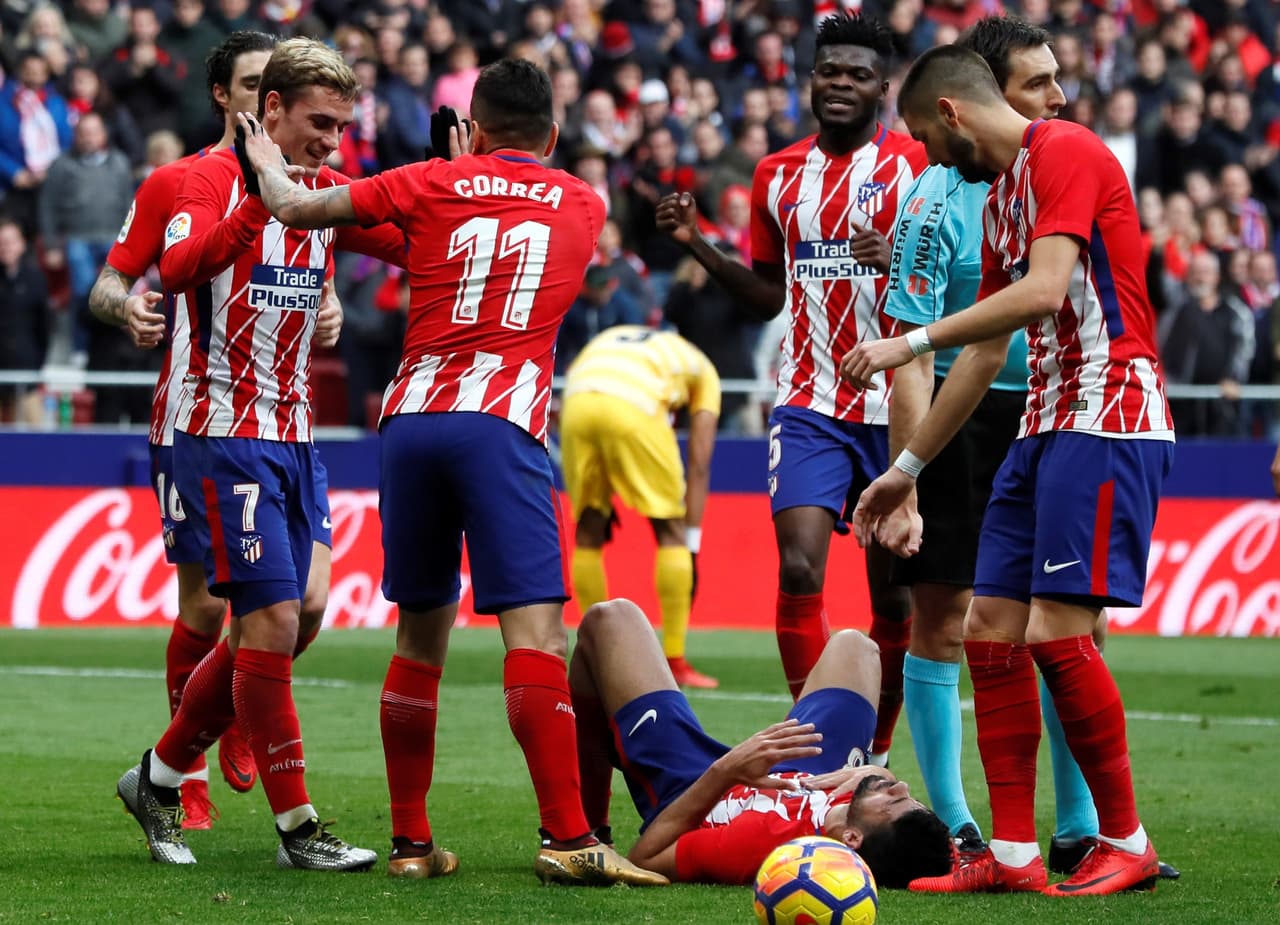 Mientras Costa quedaba tendido en el suelo, los jugadores del Atlético celebraban el sexto gol del francés en esta edición de La Liga.