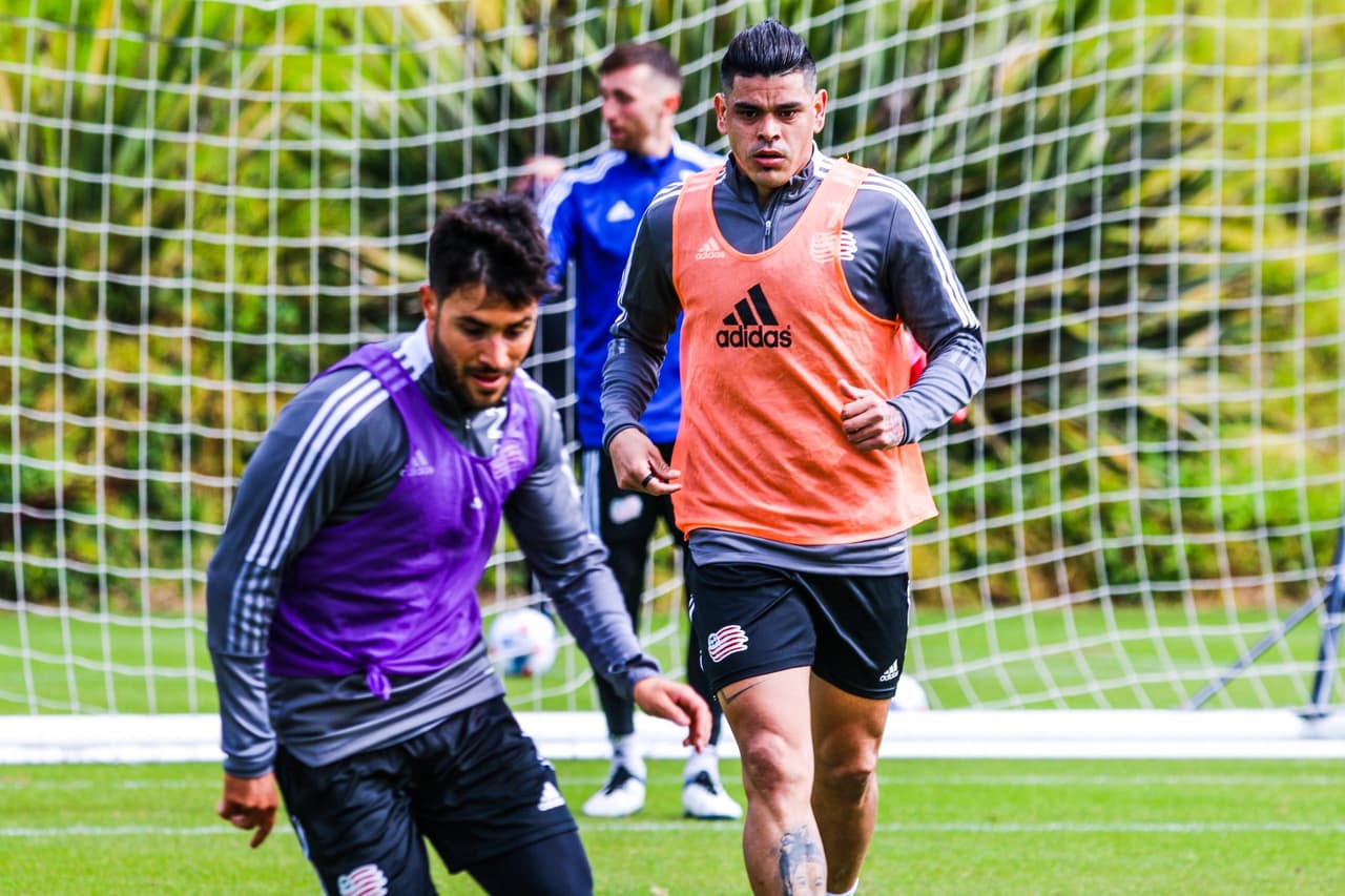 Gustavo Bou no pierde pisada ante cada jugada.