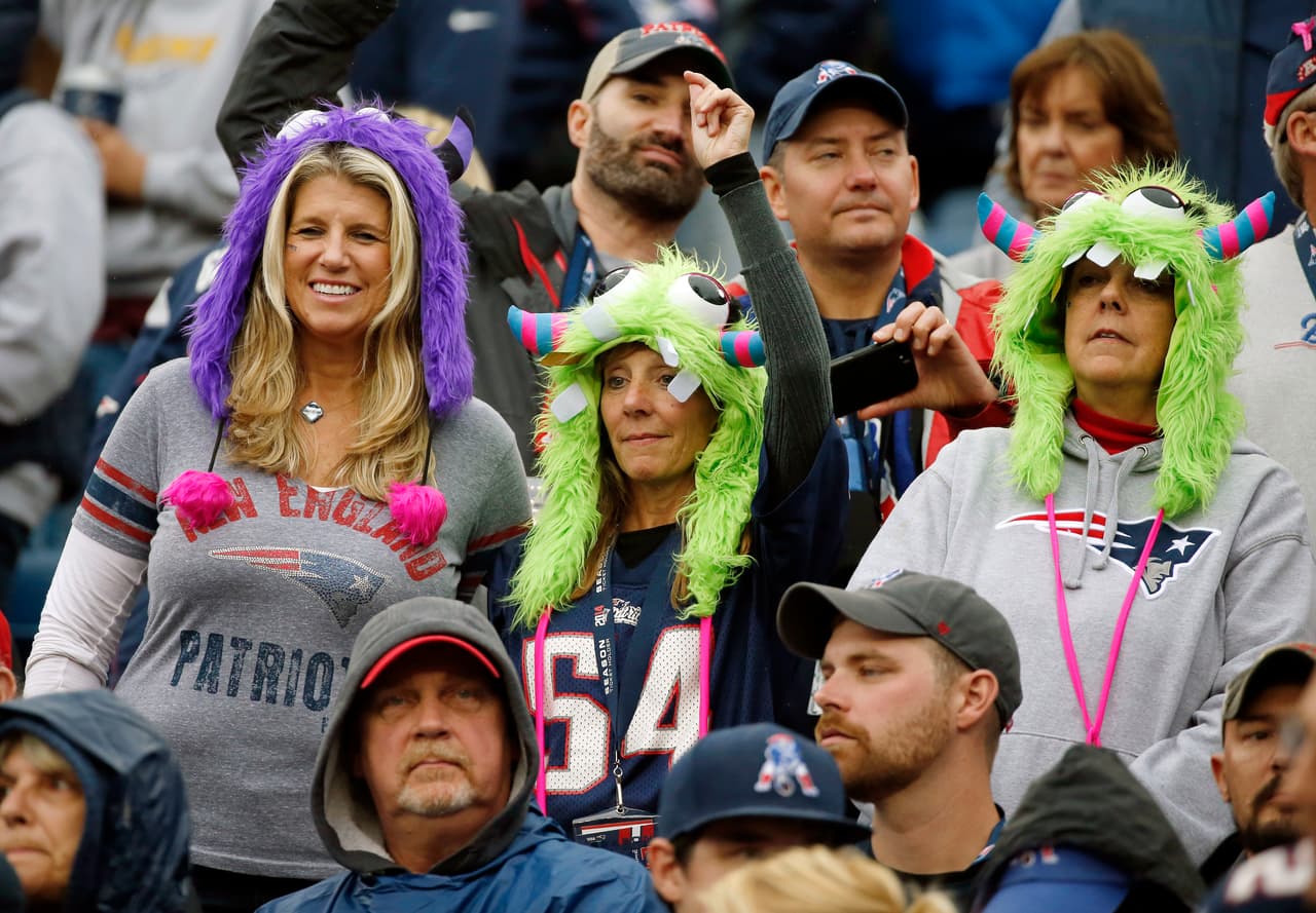 Las pelucas hicieron parte de los atuendos como disfraces entre los espectadores.