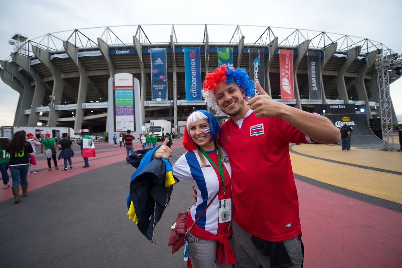 Una peluca, una playera... cualquier cosa sirve para apoyar a tu equipo y más si eres el visitante en el partido.