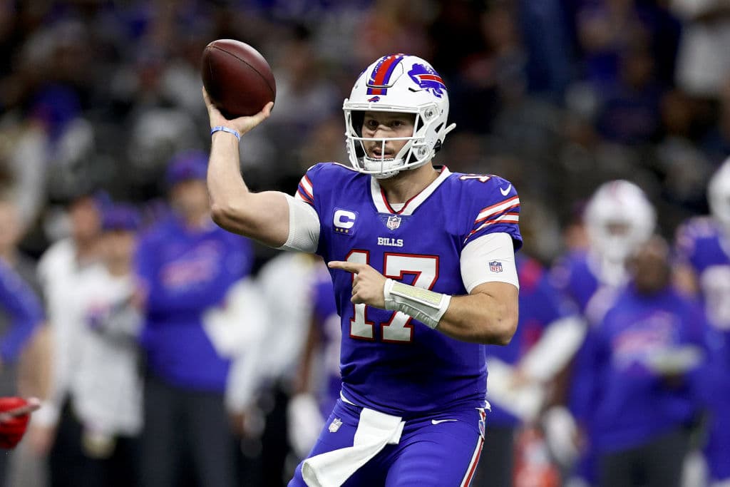 Los Chicago Bears le roben el primer triunfo a Detroit en los últimos segundos 16-14, Las Vegas Raiders sufren mucho en Dallas, pero vencen 36-33 en el overtime y Buffalo aplastó a New Orleans 31-6 en el Superdome.