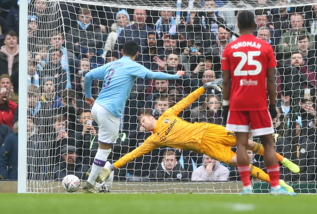 Marek Rodak adivina y vuela para detener el penal del City, pero no lo consigue.