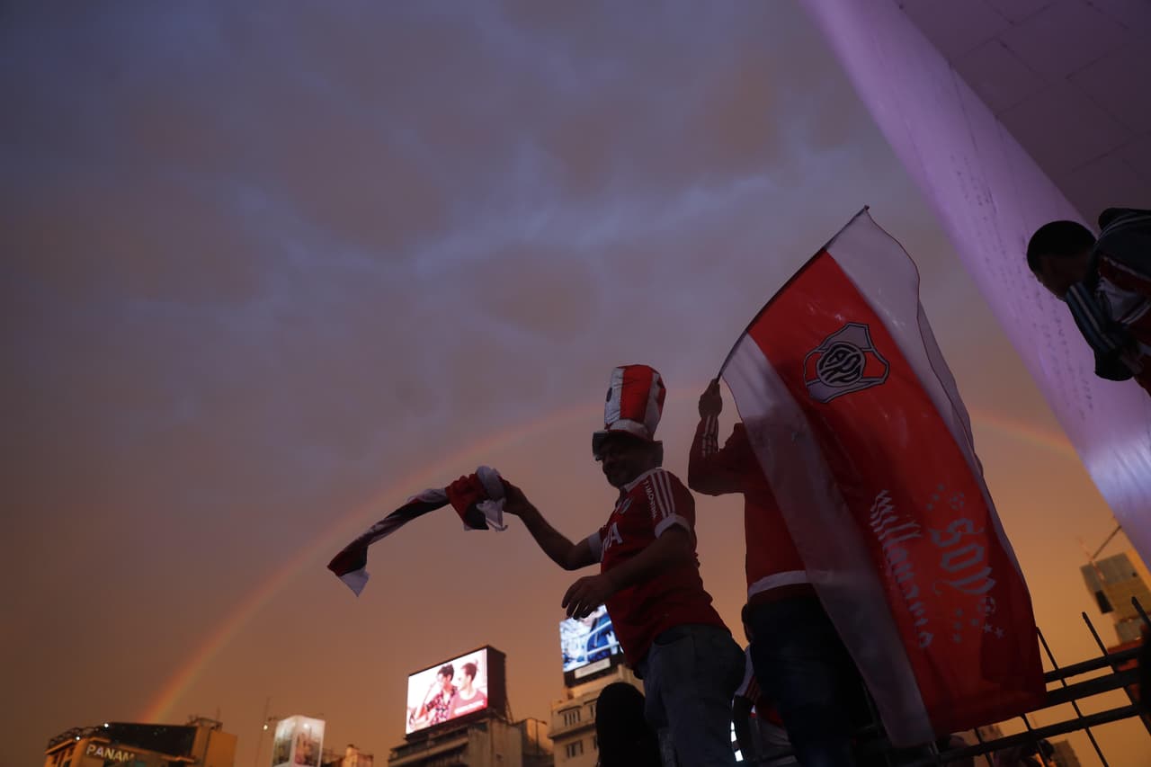 En el tradicional Obelisco de Buenos Aires se dieron cita los fanáticos de River Plate para celebrar la conquista de la Copa Libertadores 2018.