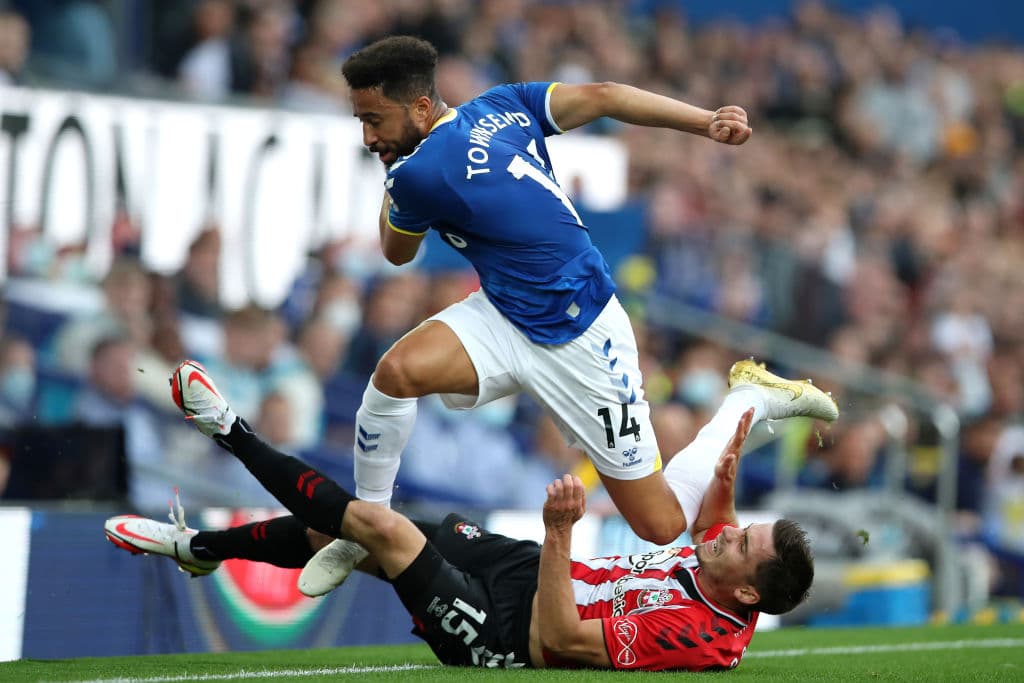 Everton le pasa por encima al Southampton durante la primera Jornada en la Premier League. Adam Armstrong abría el marcador para los 'Saints', pero el triunfo para los 'Toffees' fue con anotaciones de Richarlison (47'), Doucouré (76') y Dominic Calvert-Lewin al 81', sumando sus tres primeros puntos en la tabla.