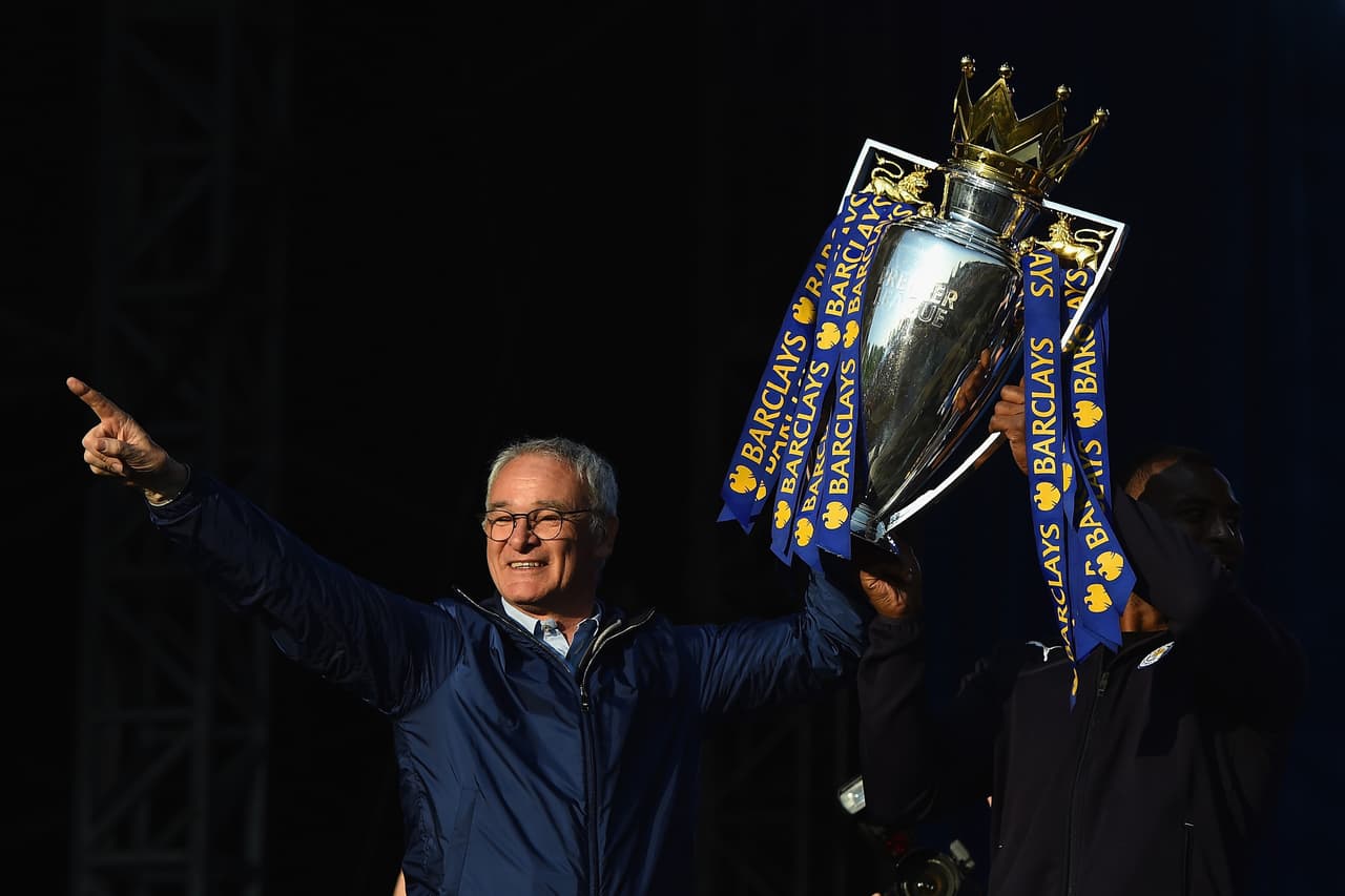 Leicester salió campeón por primera vez en 132 años de historia, una hazaña deportiva que ponía a Claudio Ranieri y sus jugadores en el foco del mundo.