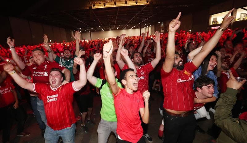 Los aficionados del Liverpool celebran en las calles de su ciudad la conquista de la UEFA Champions League sobre Tottenham Hotspur.