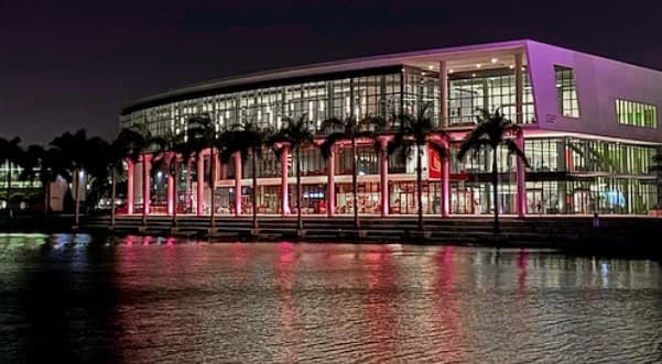 Museum of Science, University of Miami, New World Symphony, The Paramount Miami Worldcenter, Miami Tower y más edificios icónicos, se unieron para apoyar a los de David Beckham en su encuentro ante Nashville.