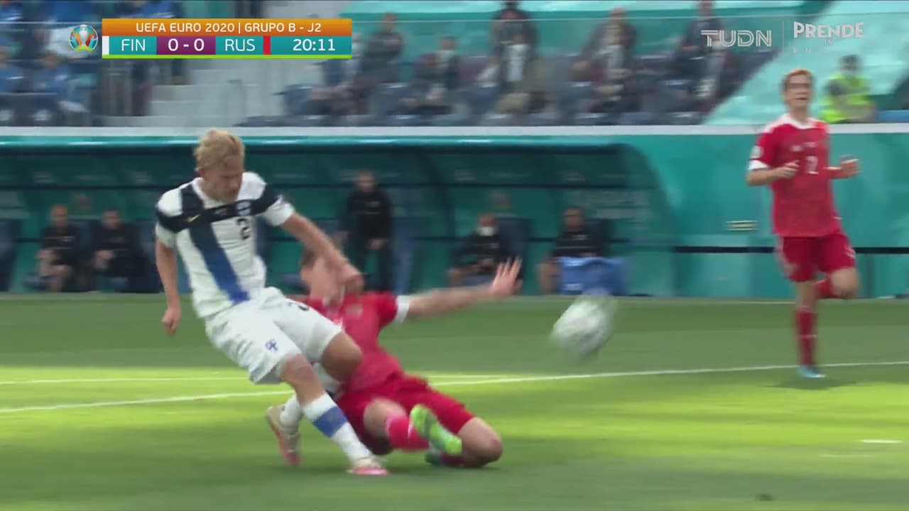 ¡Tremenda barrida de Igor Diveev! Salva a Rusia del gol de Pohjanpalo