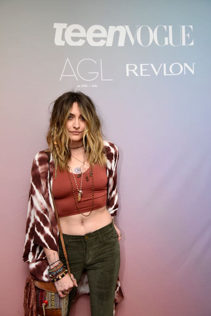 “Experimento alucinaciones auditivas a veces con clics de la cámara y paranoia severa y he estado yendo a terapia por muchas cosas, pero eso incluido”, dice Jackson.