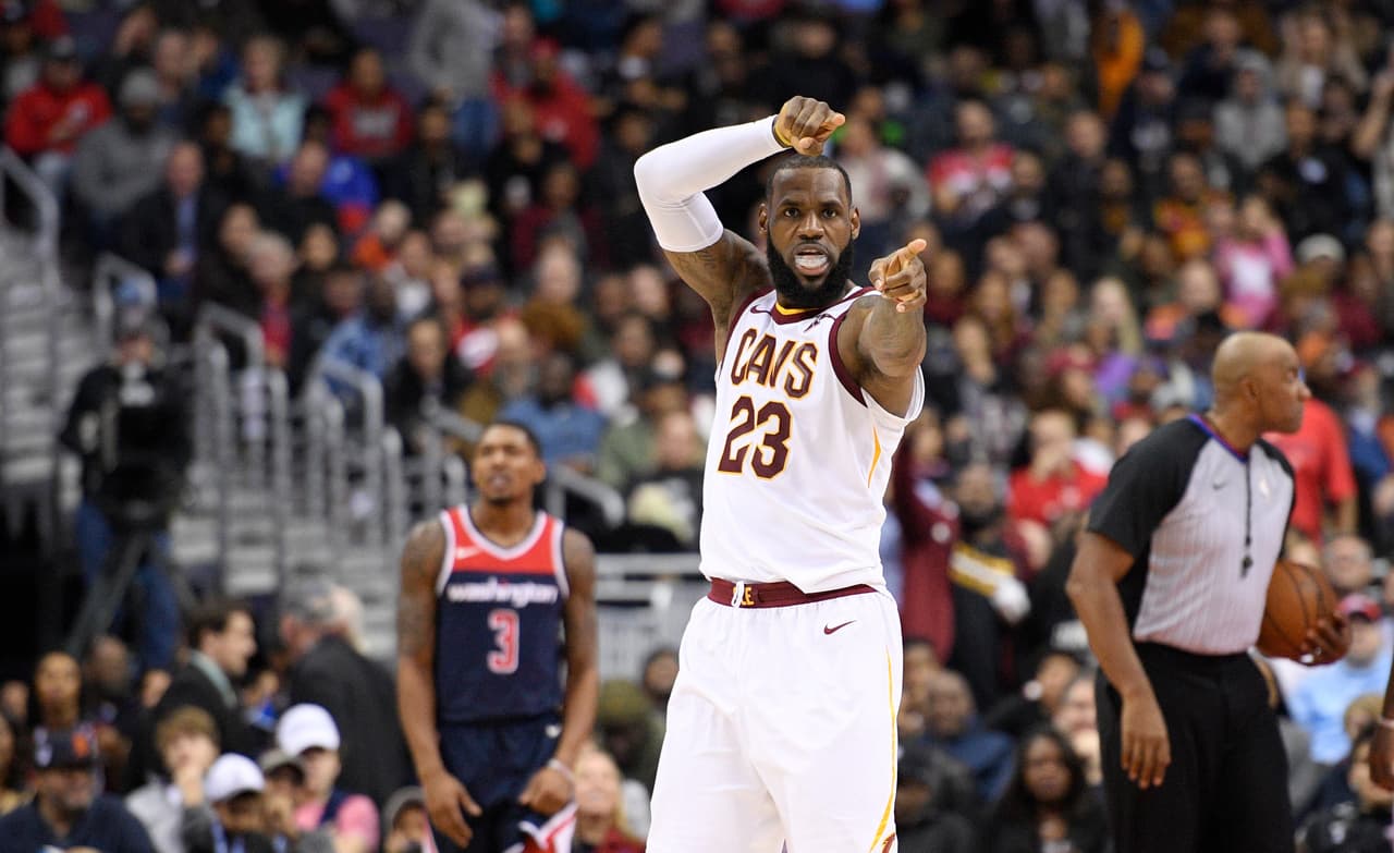 1- LeBron James registró su tercer triple doble consecutivo y los Cavaliers (23-8) ganaron su quinto juego consecutivo.
