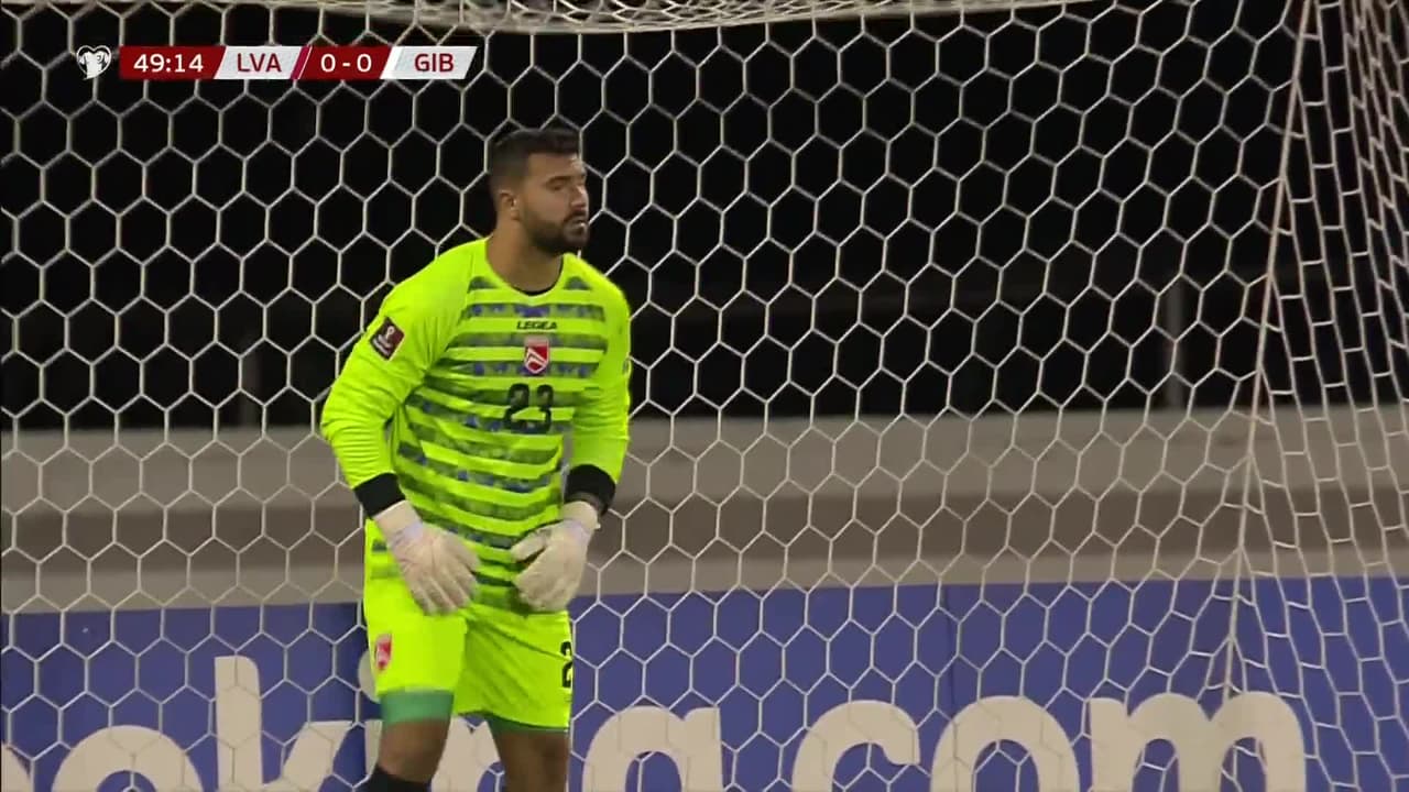 ¡GOL!  anota para Letonia. Vladislavs Gutkovskis