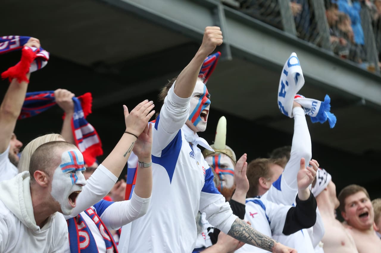 Los fanáticos de Islas Faroe celebraron como un triunfo el gol del descuento anotado por Klamint Olsen al minuto 30 del partido.
