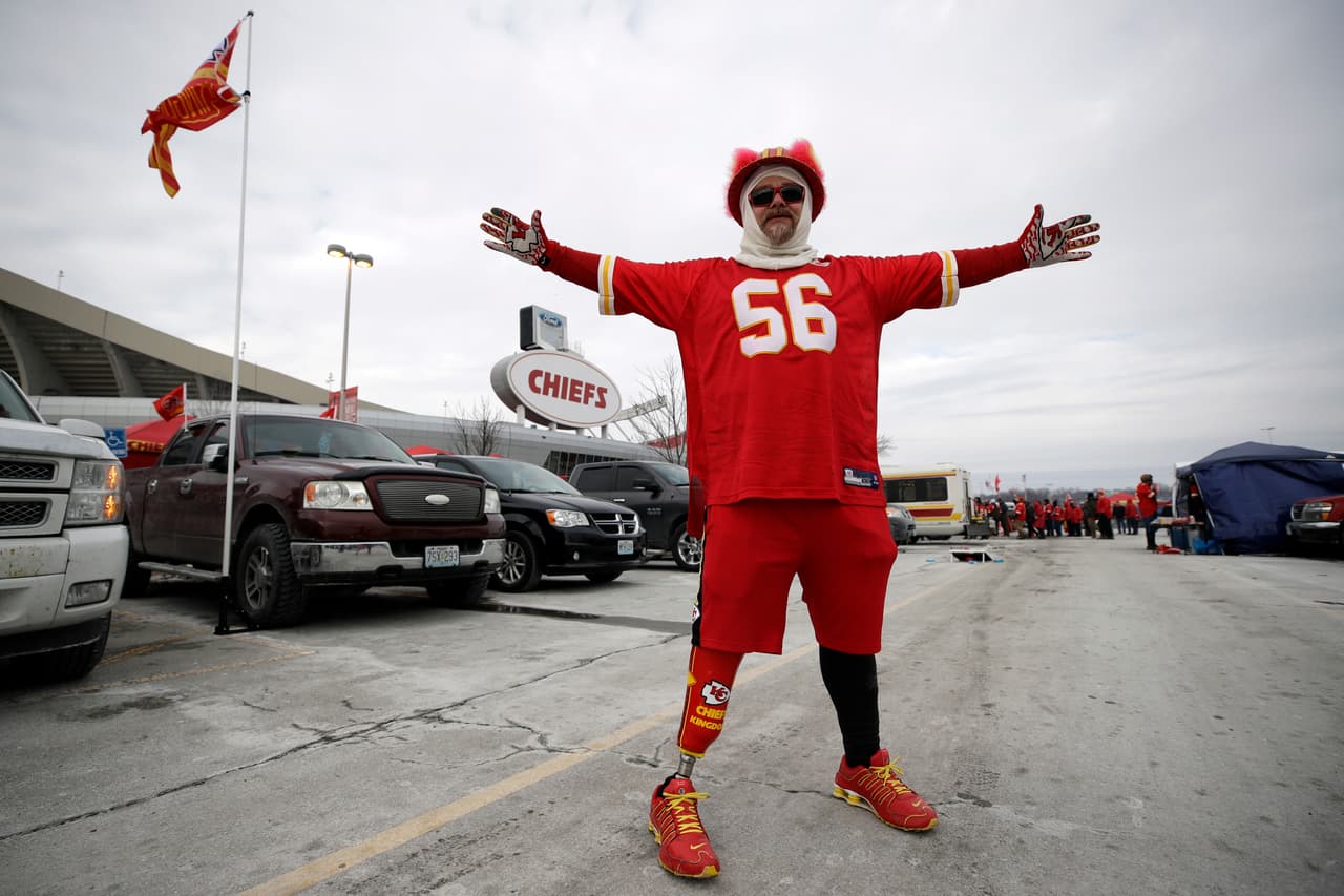 En las afueras de Arrowhead Stadium se reunieron los fanáticos de los Chiefs para entrar en calor antes de la Final de la AFC.