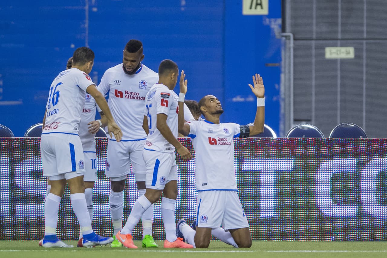 Tras reanudarse el juego por la lesión, Jerry Bengston recibe un balón entre líneas y abre el marcador en Canadá.