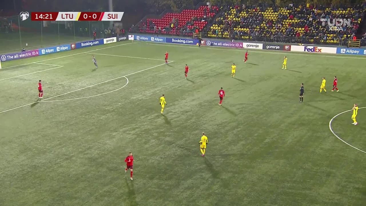 ¡TIRO ATAJADO! disparo por Breel Embolo.