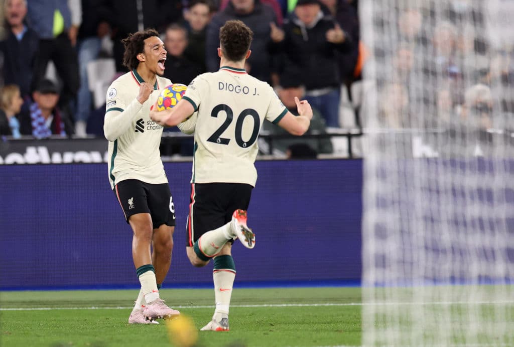 West Ham sorprende al Liverpool y lo derrota 3-2 durante la fecha 11 en la Premier League. Alisson Becker abrio el marcador con gol en contra a los 4' del encuentro, cuando Trent Alexander-Arnold empataba el juego al 41'. Pablo Fornals y Kurt Zouma pusieron arriba a los Hammers y Origi anotó el segundo para los 'Reds'.