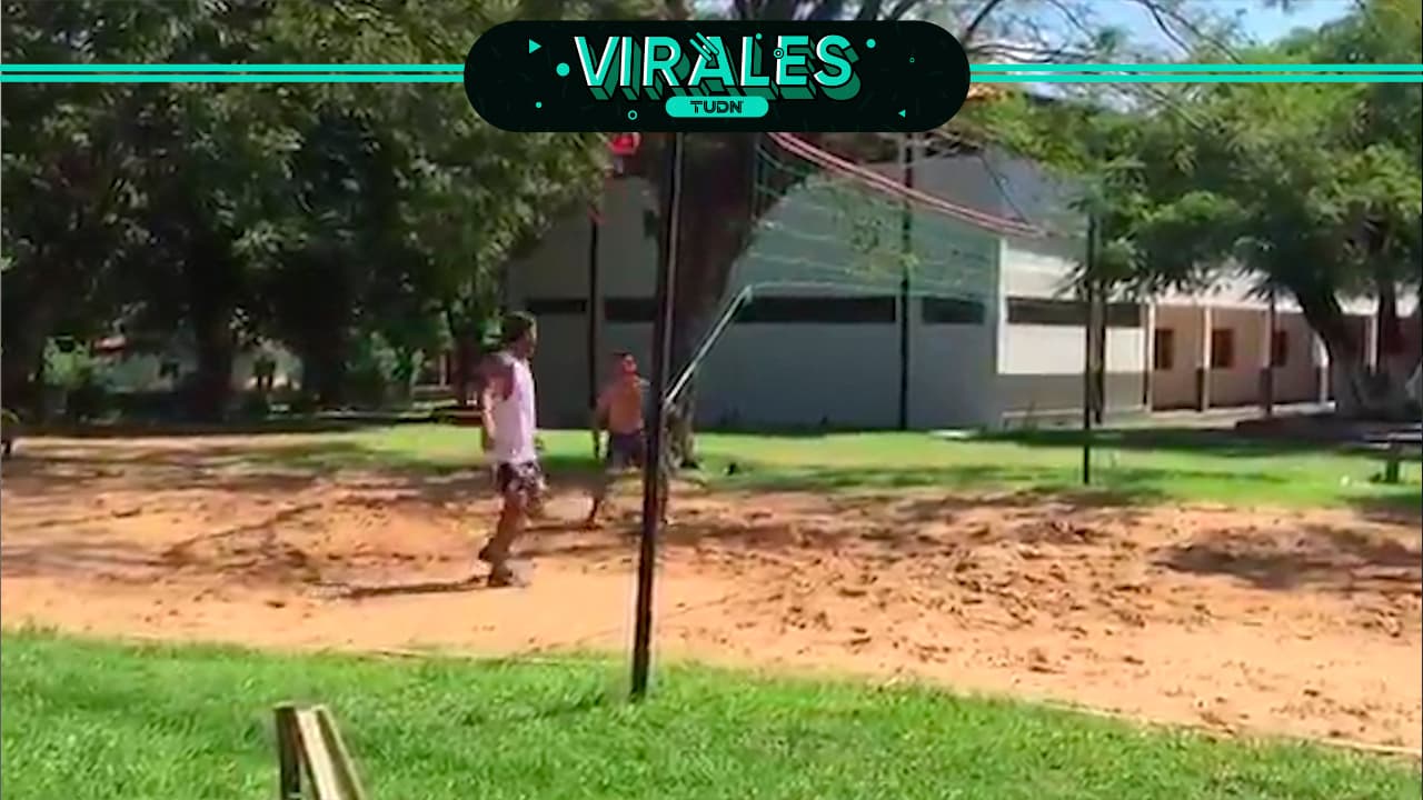 ¡Alegría nivel Dinho! En prisión pero feliz con el balón