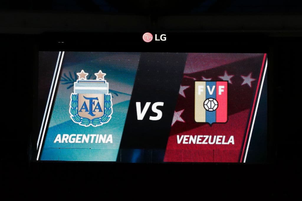 Los escudos de Argentina y Venezuela en la pantalla gigante del Estadio Wanda Metropolitano en Madrid, España. Allí se jugó el amistoso rumbo a la Copa América.
