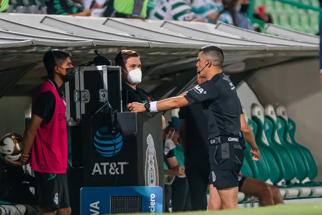 Santos no se despeinó y sin acelerar le pasó por encima a unos Gallos Blancos de Querétaro que se desfondaron desde el primer tiempo en un partido muy ligero para los de Guillermo Almada.