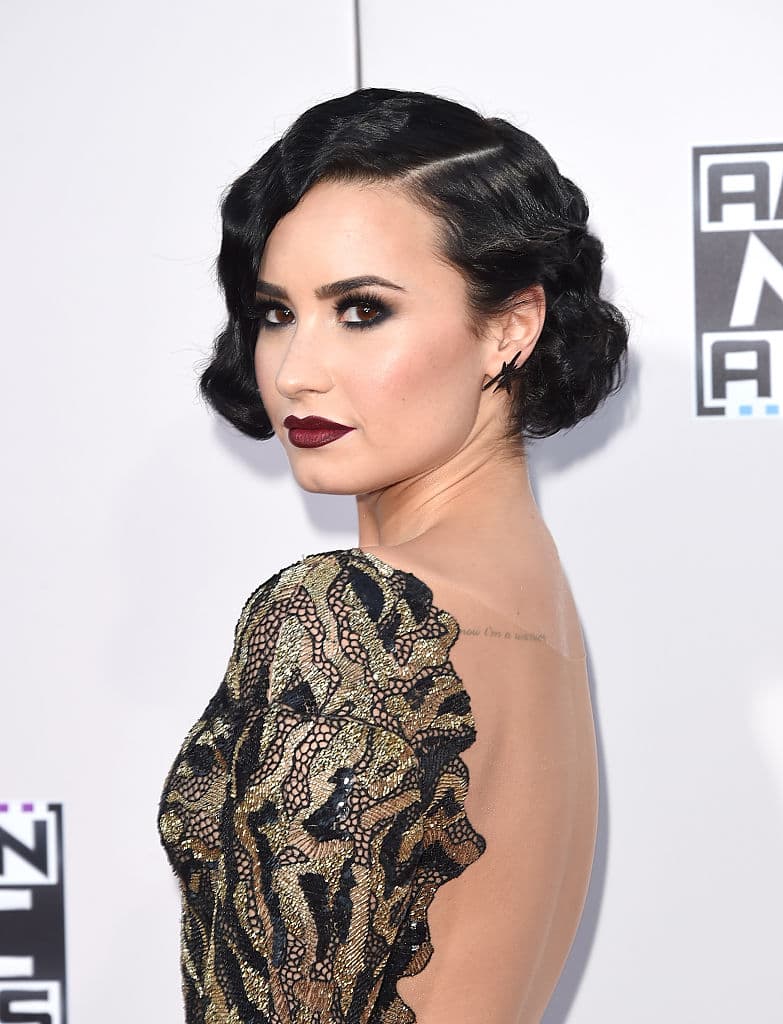 "…esto representa mejor la fluidez que siento en mi expresión de género y me permite sentirme más auténtica y fiel a la persona que sé que soy y…estoy descubriendo”, dijo la cantante.