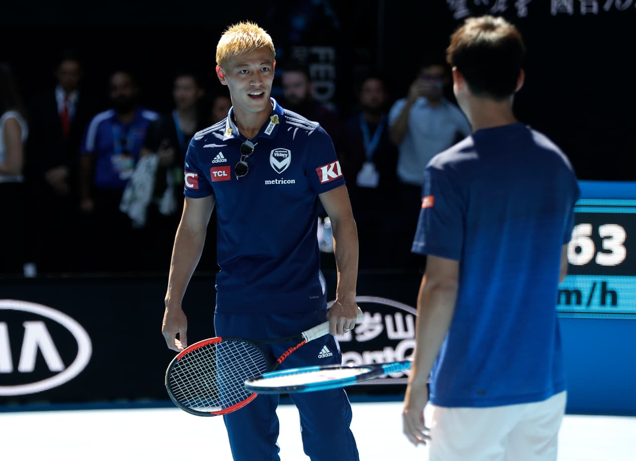 El tenista japonés Kei Nishikori (der.) recibió la visita de su compatriota Keisuke Honda (izq.), futbolista del Melbourne Victory y exjugador de Pachuca, con el que practicó y compartió previo al comienzo del Australian Open.