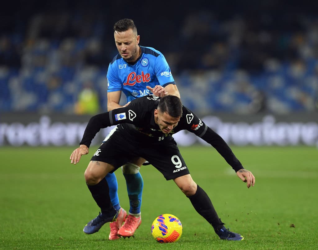 Con un autogol de Juan Jesus al minuto 37 Spezia logra mantener la difrencia y le pegan 0-1 al Napoli y en su estadio.