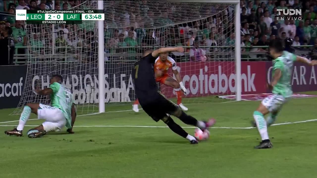 ¡TIRO ATAJADO! disparo por Stipe Biuk.