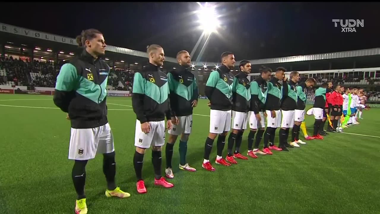 Arranca el partido y la pelota está en juego.