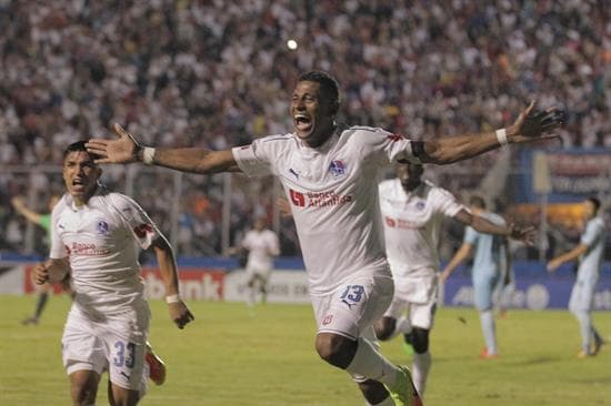 Costly marcó de último minuto para darle el pase al Olimpia.