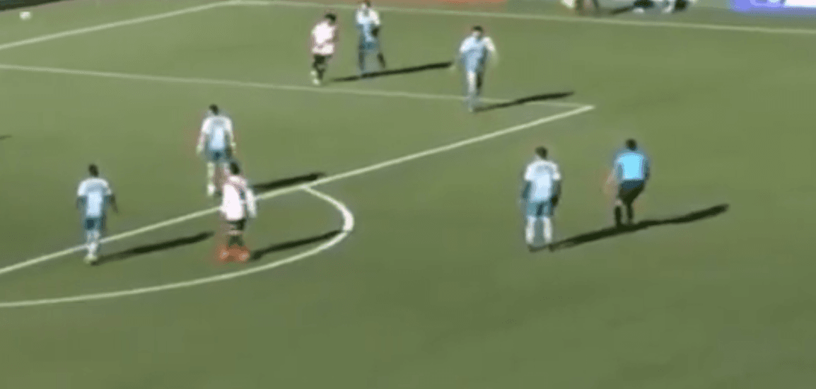 Corría el minuto 50 del partido entre Always Ready y Oriente Petrolero, cuando el árbitro Víctor Hugo Hurtado (derecha) sufrió un desmayo.