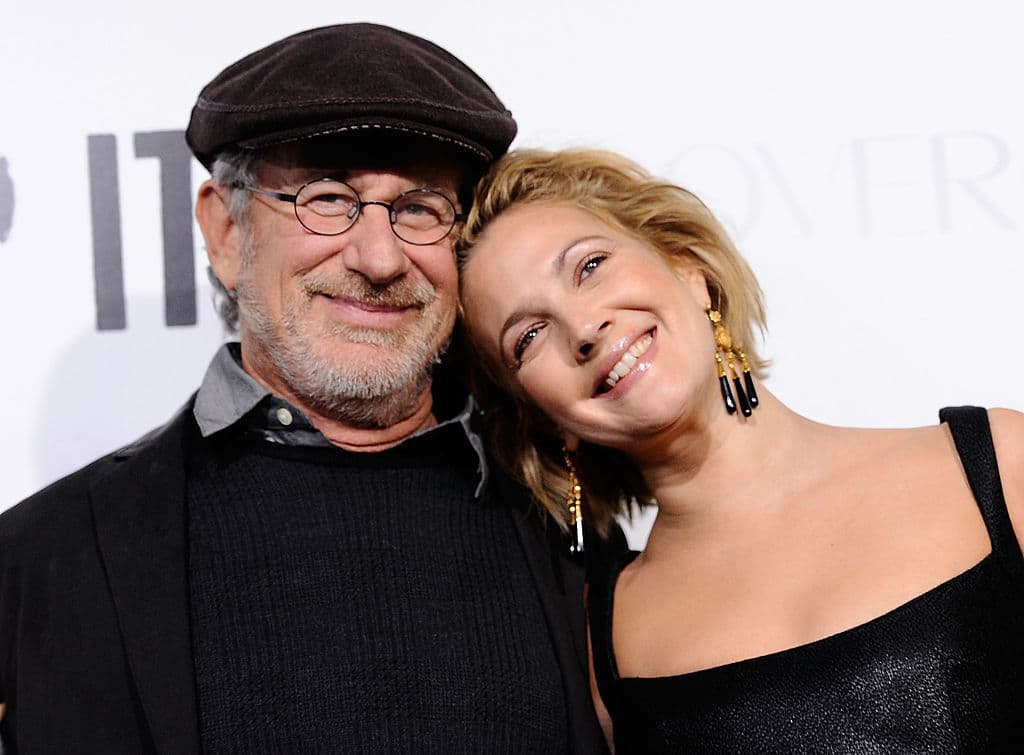“De hecho, he estado hablando con Steven Spielberg al respecto. Él llama a mis hijas a las que sostuvo cuando eran bebés, y las ha conocido durante toda su vida”, comenzó Barrymore.