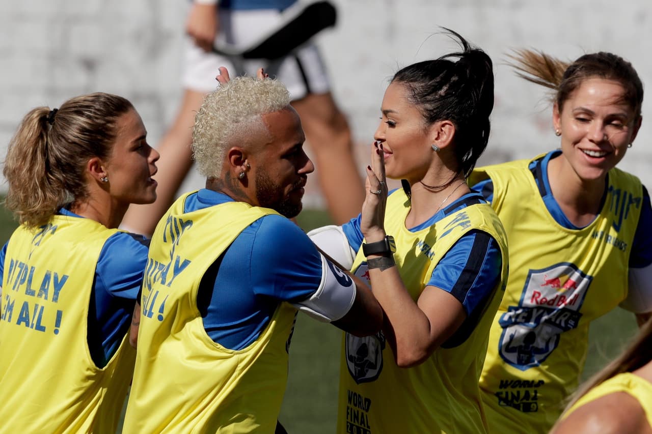 Neymar hizo parte de un partido a beneficio de su fundación en Brasil donde mostró todas sus habilidades, mientras sigue en rebeldía con el PSG.