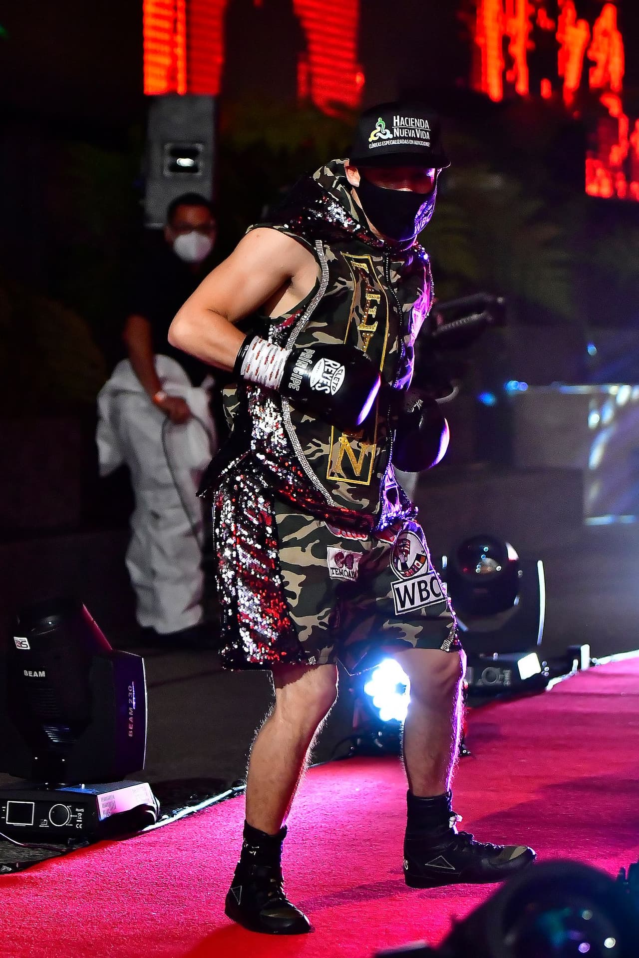 El Gallo Estrada mandó al Príncipe en dos ocasiones a la lona en el decimoprimer episodio. El réferi detuvo el combate y el Gallo Estrada defendió el título; ahora buscará la unificación de las 115 libras.