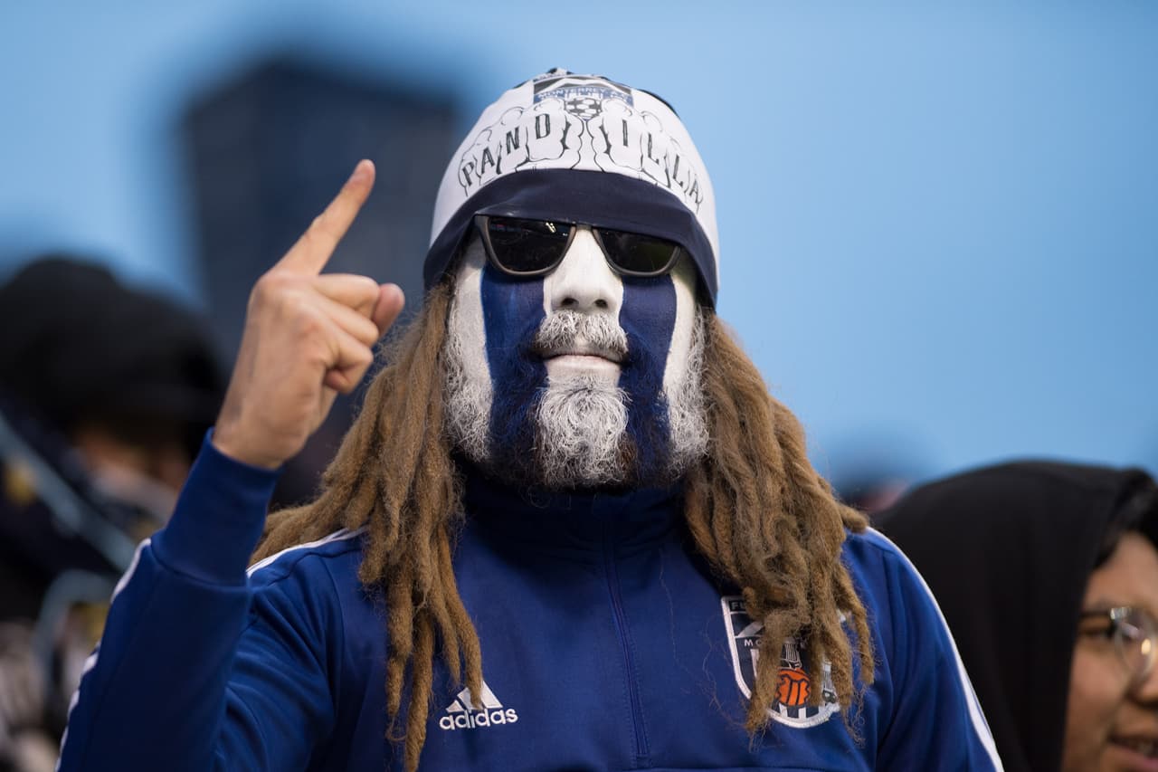 Este fue el ambiente dentro y fuera del Childrens Mercy Spark Stadium, en Kansas City, Kansas, para presenciar el partido de Vuelta de las Semifinales de la Concacaf Champions League entre Sporting Kansas City y Rayados del Monterrey en medio de una noche fría.
