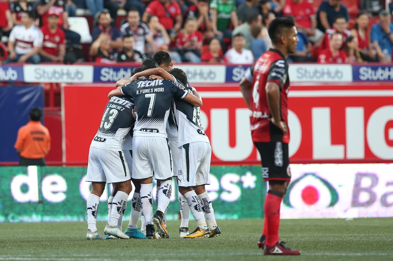 Comenzó la fiesta. Avilés Hurtado anotó el primero al minuto 34 con un golazo en el vértice del área.