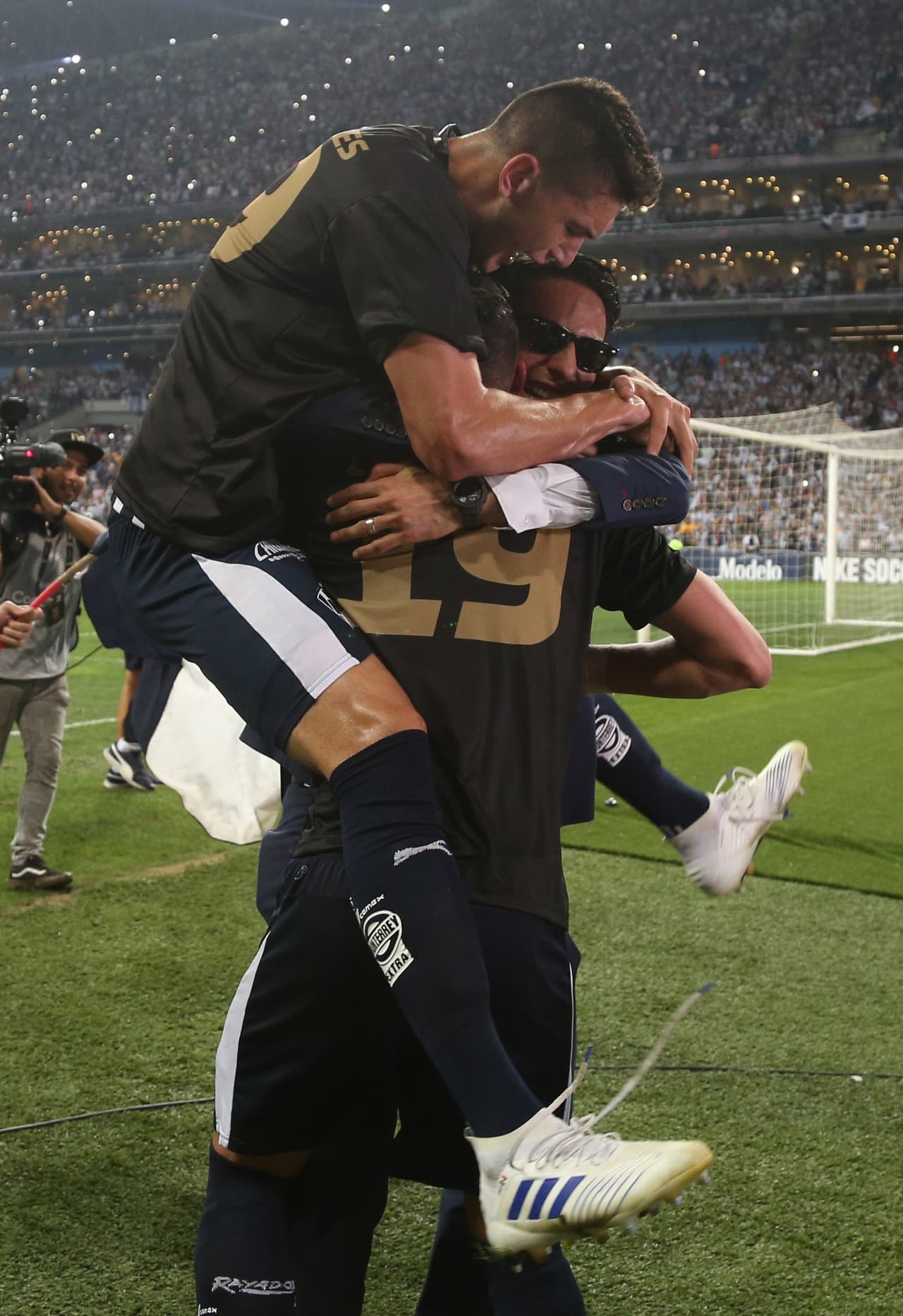 Así se vivieron los festejos de los Rayados del Monterrey tras imponerse en la Final de la Liga Campeones a los Tigres de la UANL en el Estadio BBVA.