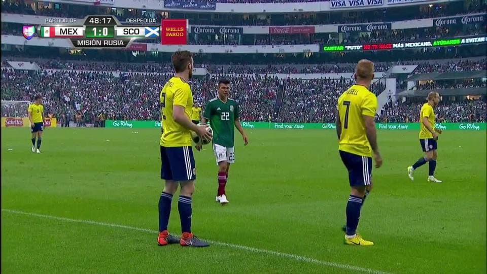 ¡CERCA!. Oliver McBurnie disparó que se estrella en el poste.