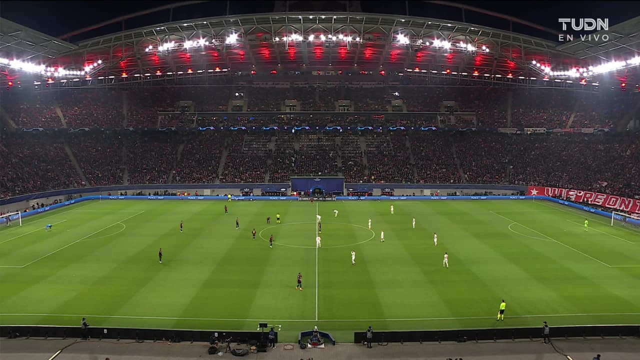 Arranca el partido y la pelota está en juego.