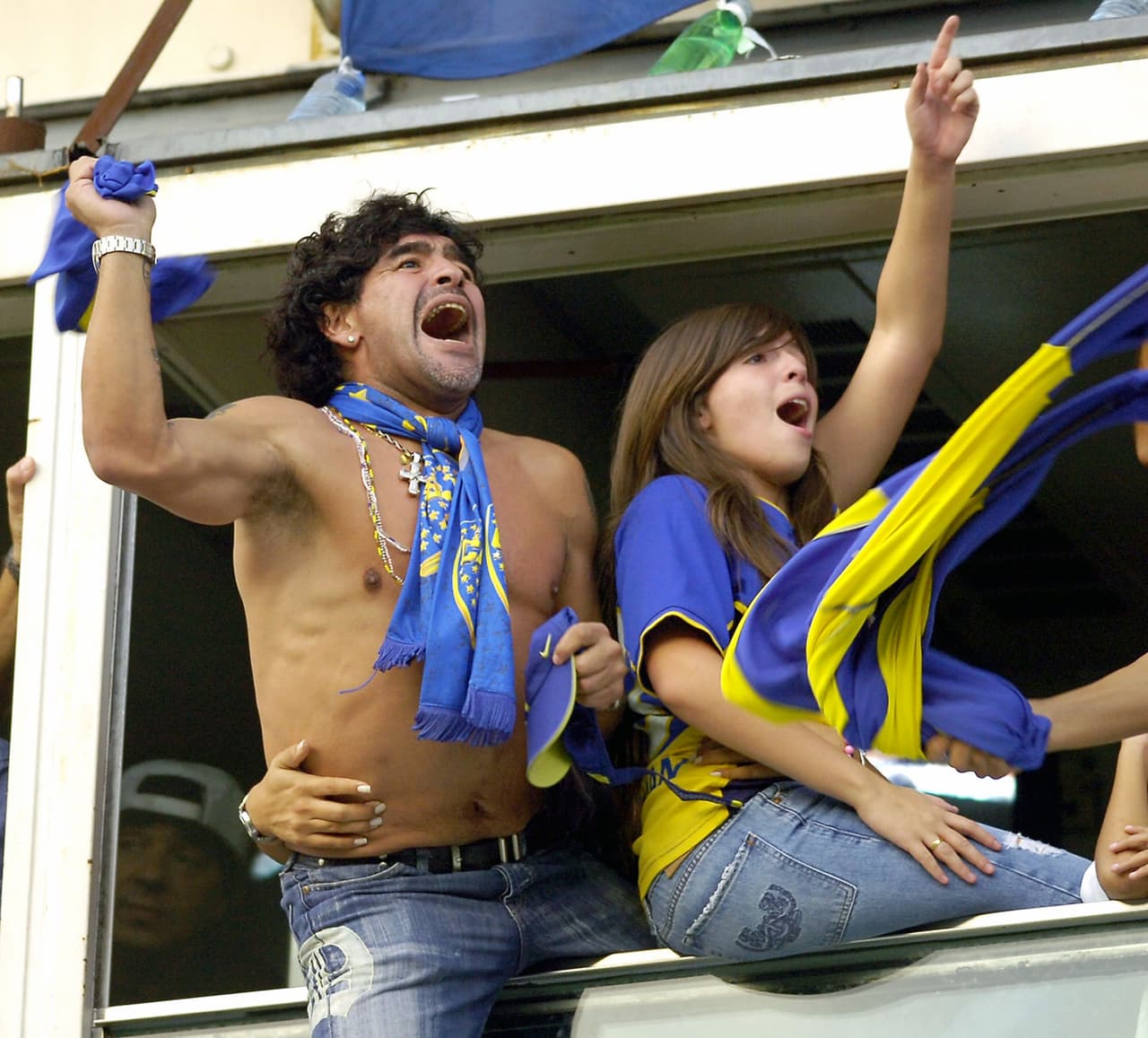 Maradona es un hincha declarado y apasionado de Boca Juniors e incluso tiene su propio palco en el estadio 'La Bombonera', en un amor que le ha transmitido a sus dos hijas Dalma y Gianinna.