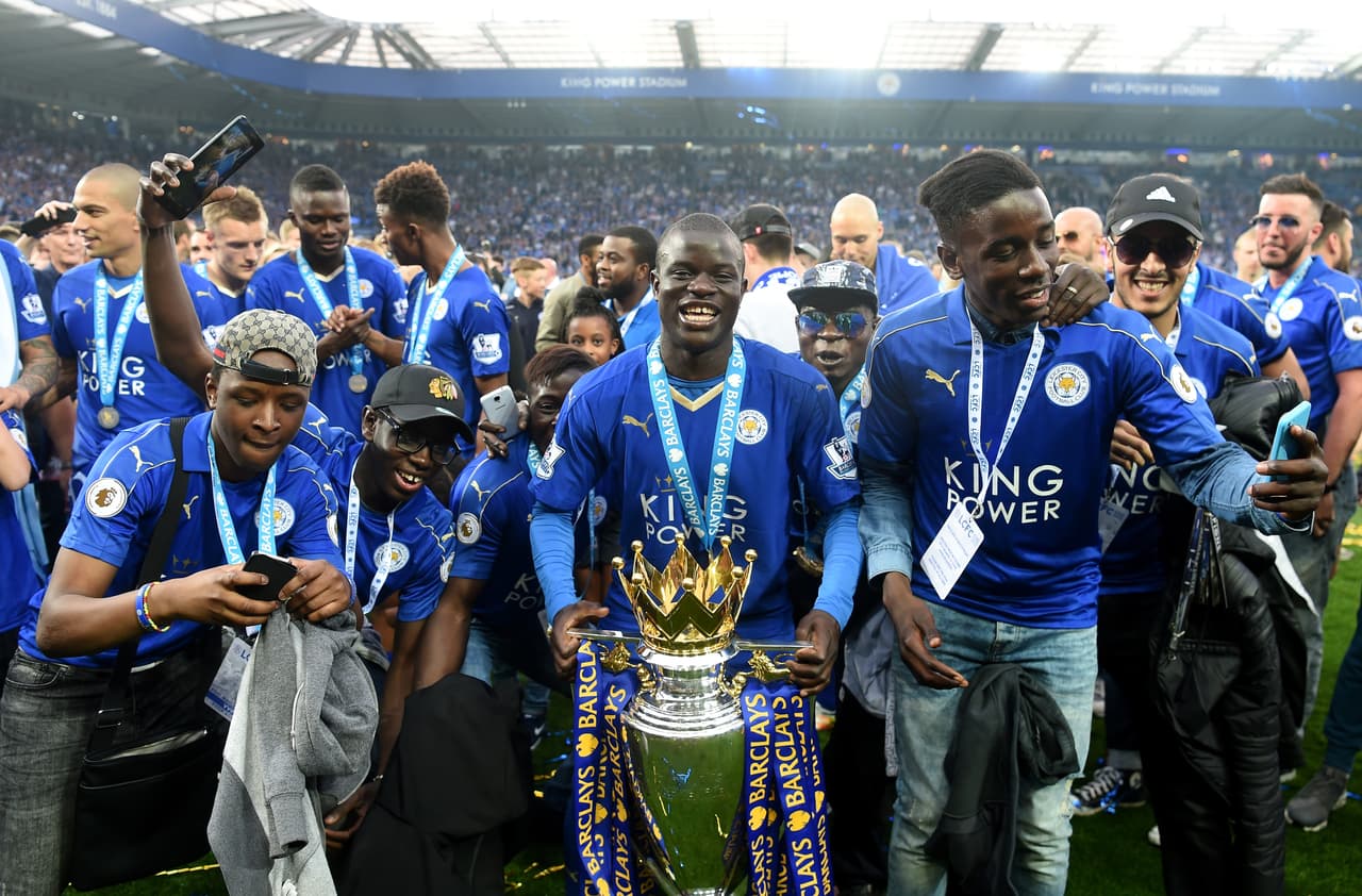 Su primera decisión fue ofertar casi 40 millones de euros por el mediocampista defensivo N’Golo Kanté, quien había sido campeón con el Leicester City.