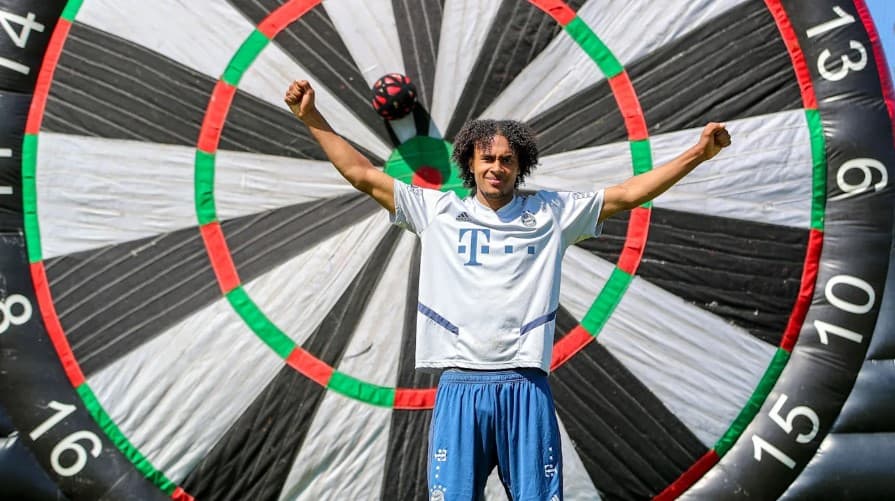 El equipo divido en seis grupos realiza ejercicios de coordinación, carreras de relevos, actividades con pelotas y anillos y, lo mejor, ¡un tiro al blanco gigante!