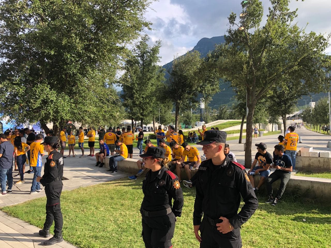 Comienza a anochecer en la sultana del norte y la gente empieza a llegar al gigante de acero.