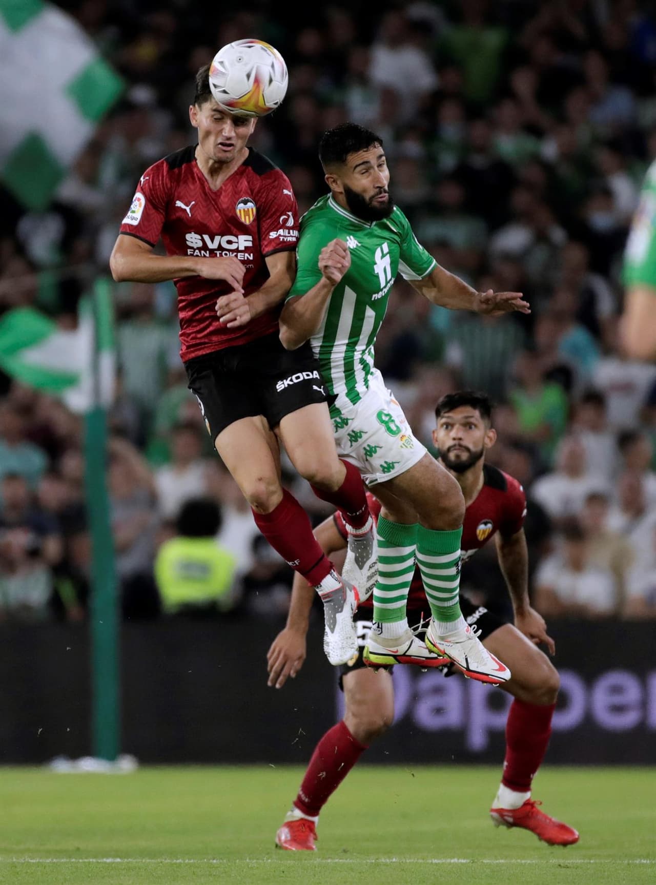 Real Betis golea al Valencia 4-1 durante la Jornada 11 en La Liga. Borja Iglesias, con doblete, ya ponía encima a los béticos en el marcador, pero Gabriel Paulista ya anotaba uno a favor de los Chés y, al final, German Pezzella y Juanmi Jiménez se encargaron de alargar la diferencia y quedarse con la victoria. Guardado ingresó al 63'.