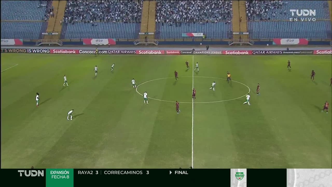 Arranca el partido y la pelota está en juego.