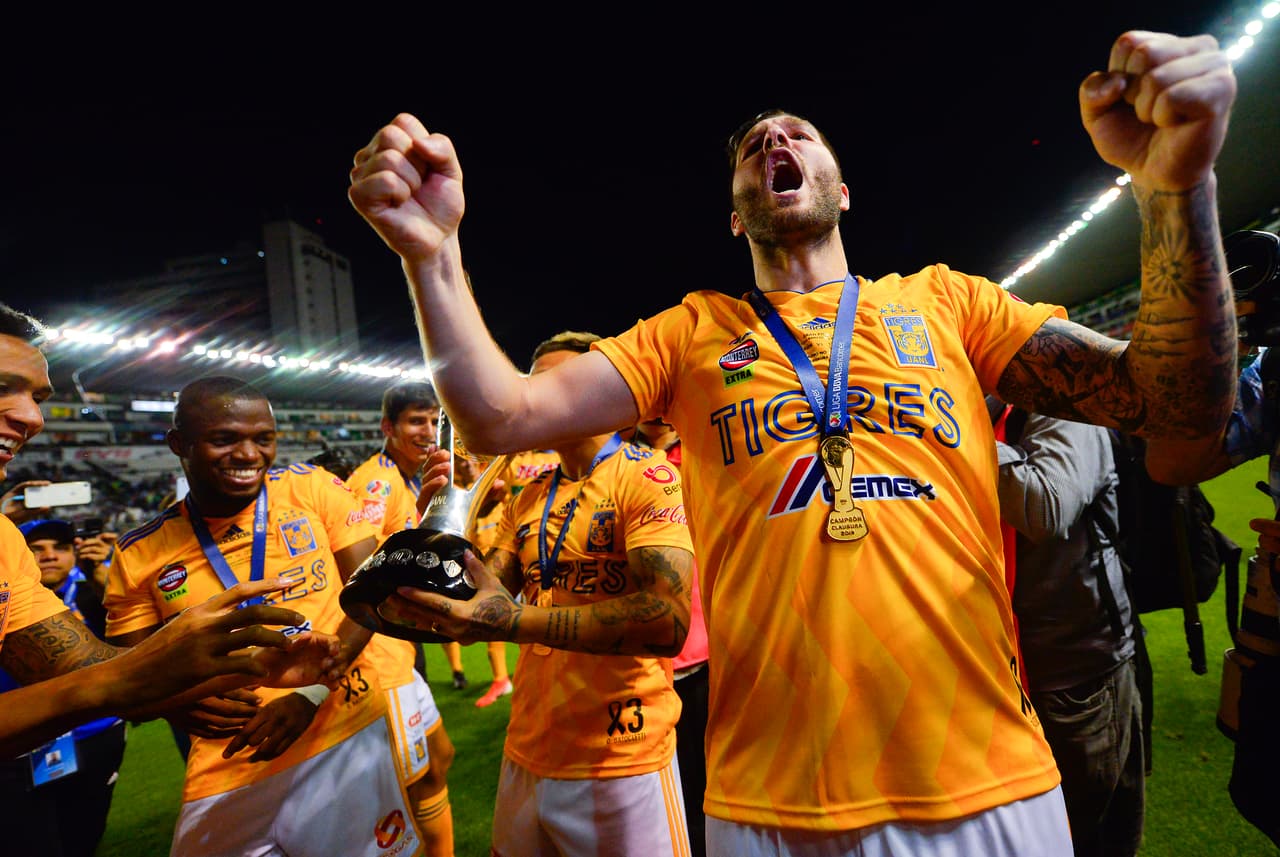¡Tigres se proclama Campeón del fútbol mexicano! Los felinos regiomontanos cosecharon su séptimo título de la Liga MX y se cuelan, aunque muchos se sigan negando a aceptarlo, entre los grandes del balompié azteca. Luego de superar en una Final de un solo gol a los Esmeraldas del León, así se dieron los festejos de los Tigres en patio ajeno, imágenes para el recuerdo y que hay que darse un tiempo para echarles un ojo, sobre todo la fiel afición de los felinos regios.