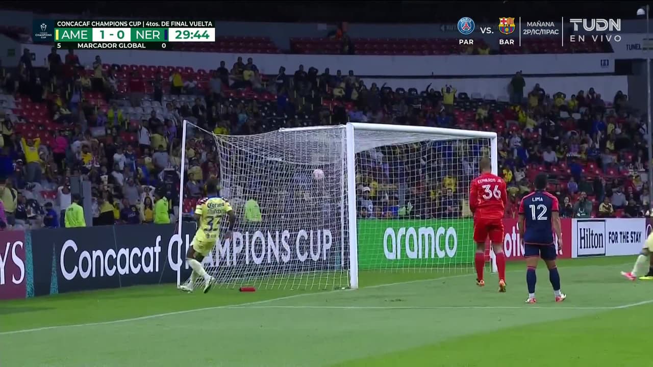 ¡TIRO ATAJADO! disparo por Julián Quiñones.