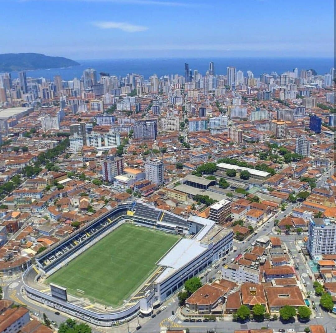 El Estadio Urbano Caldeira, mejor conocido como Estadio Vila Belmiro, es casa del Santos de Brasil.