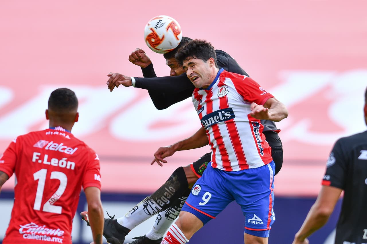 Los errores de Bravos durante la salida, le facilitan el ataque al Atlético San Luis que se quedan a centímetros de alargar el marcador.