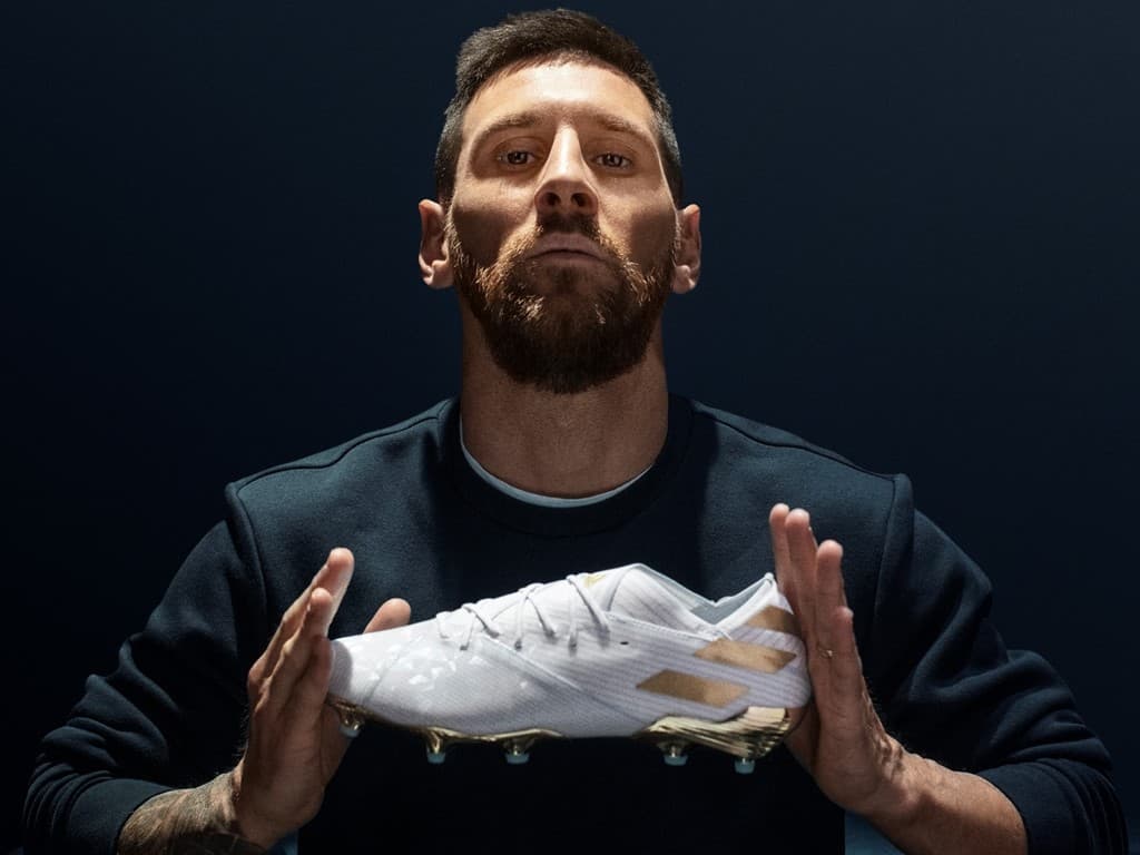 La marca Adidas lanza unos botines conmemorando los 15 años del debut de Lionel Messi: ‘Messi 15 years’.