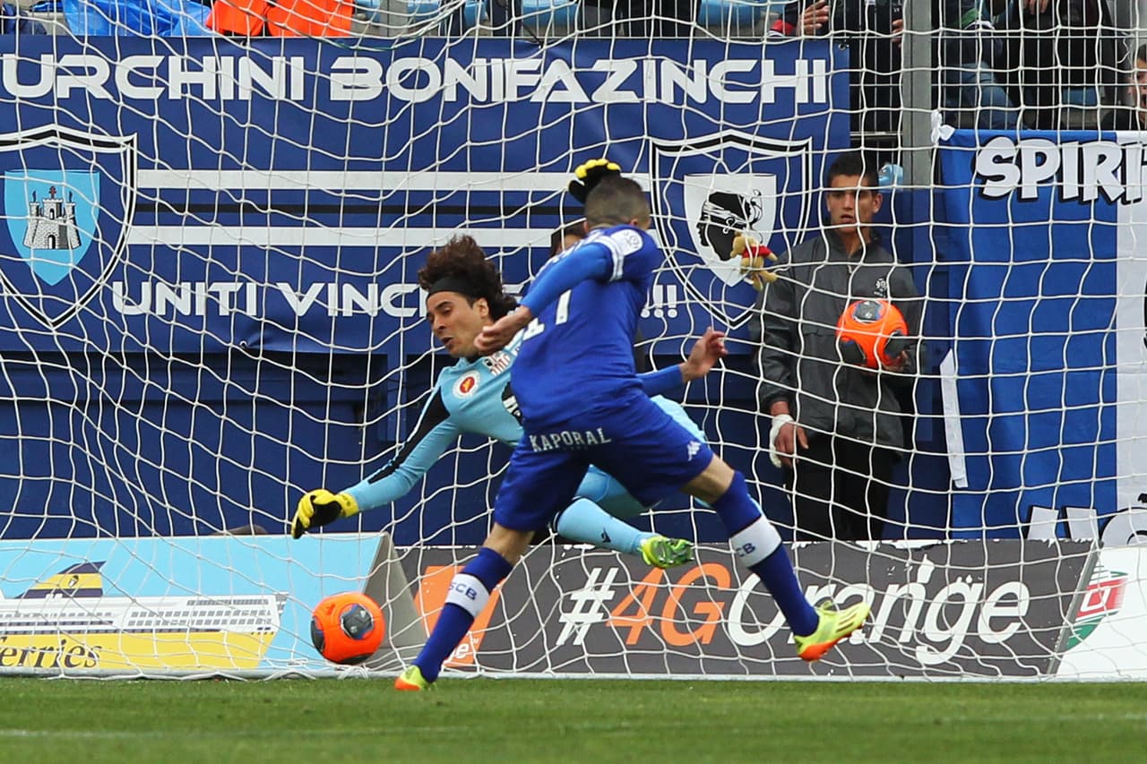 Guillermo Ochoa jugó clásicos de la Isla de Córcega jugando para el Ajaccio, que tiene su propio estadio: el François Coty.